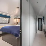 Elegant Houseboat Near Canary Wharf