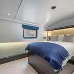 Elegant Houseboat Near Canary Wharf
