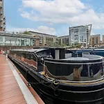 Elegant Houseboat Near Canary Wharf