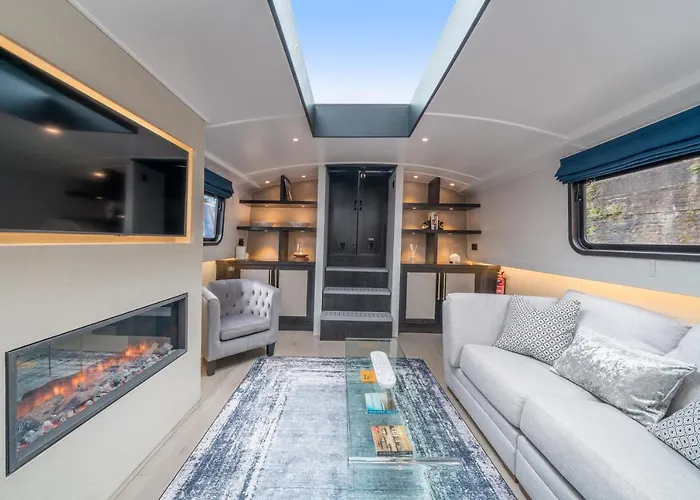 Elegant Houseboat Near Canary Wharf