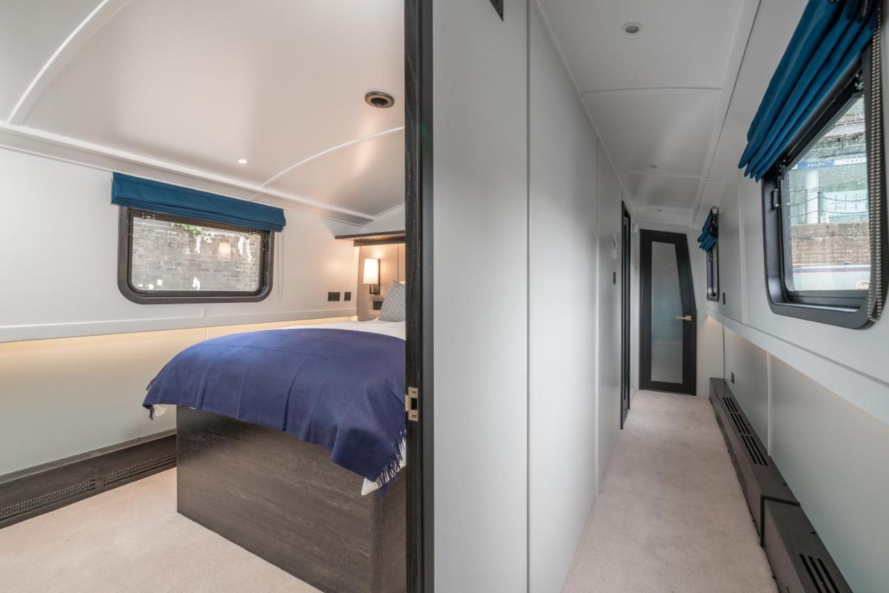 Botel Elegant Houseboat Near Canary Wharf London