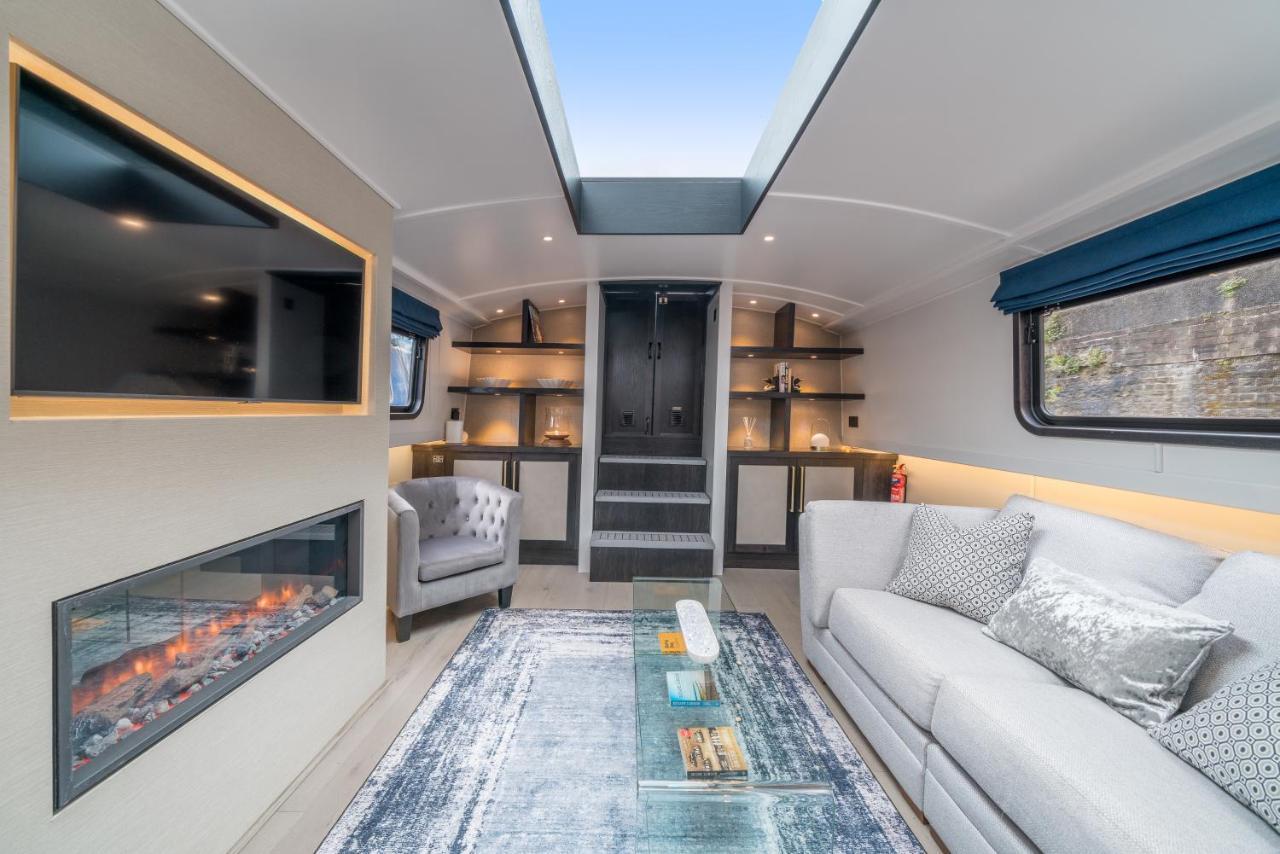 Elegant Houseboat Near Canary Wharf Botel London