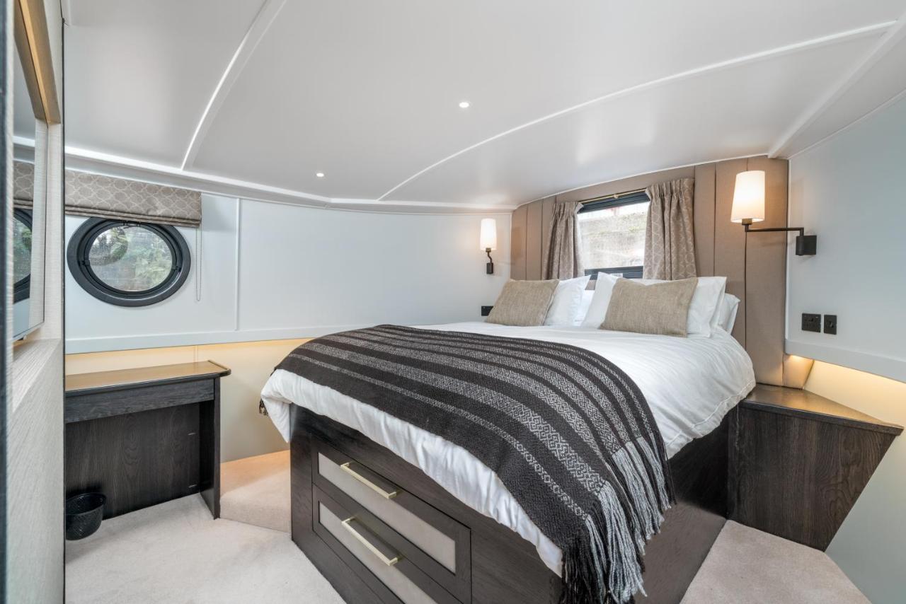 Elegant Houseboat Near Canary Wharf London