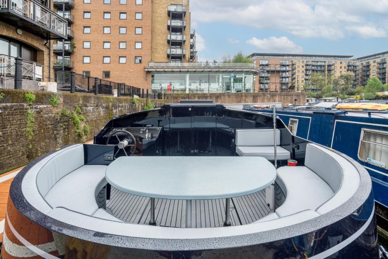 Botel Elegant Houseboat Near Canary Wharf London