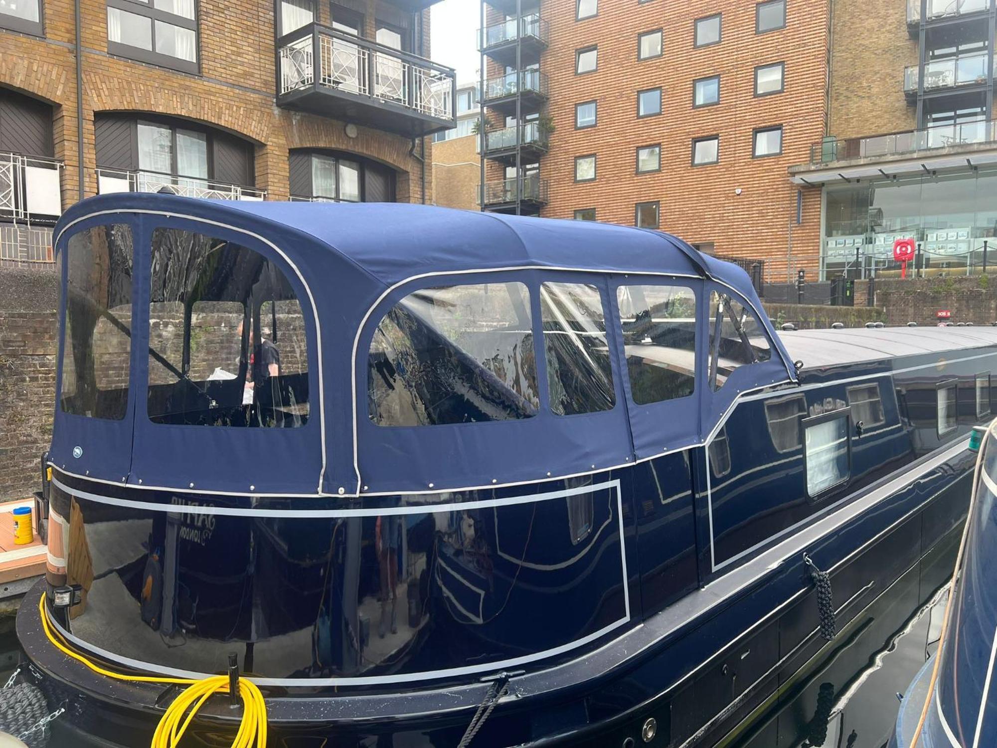 Elegant Houseboat Near Canary Wharf London