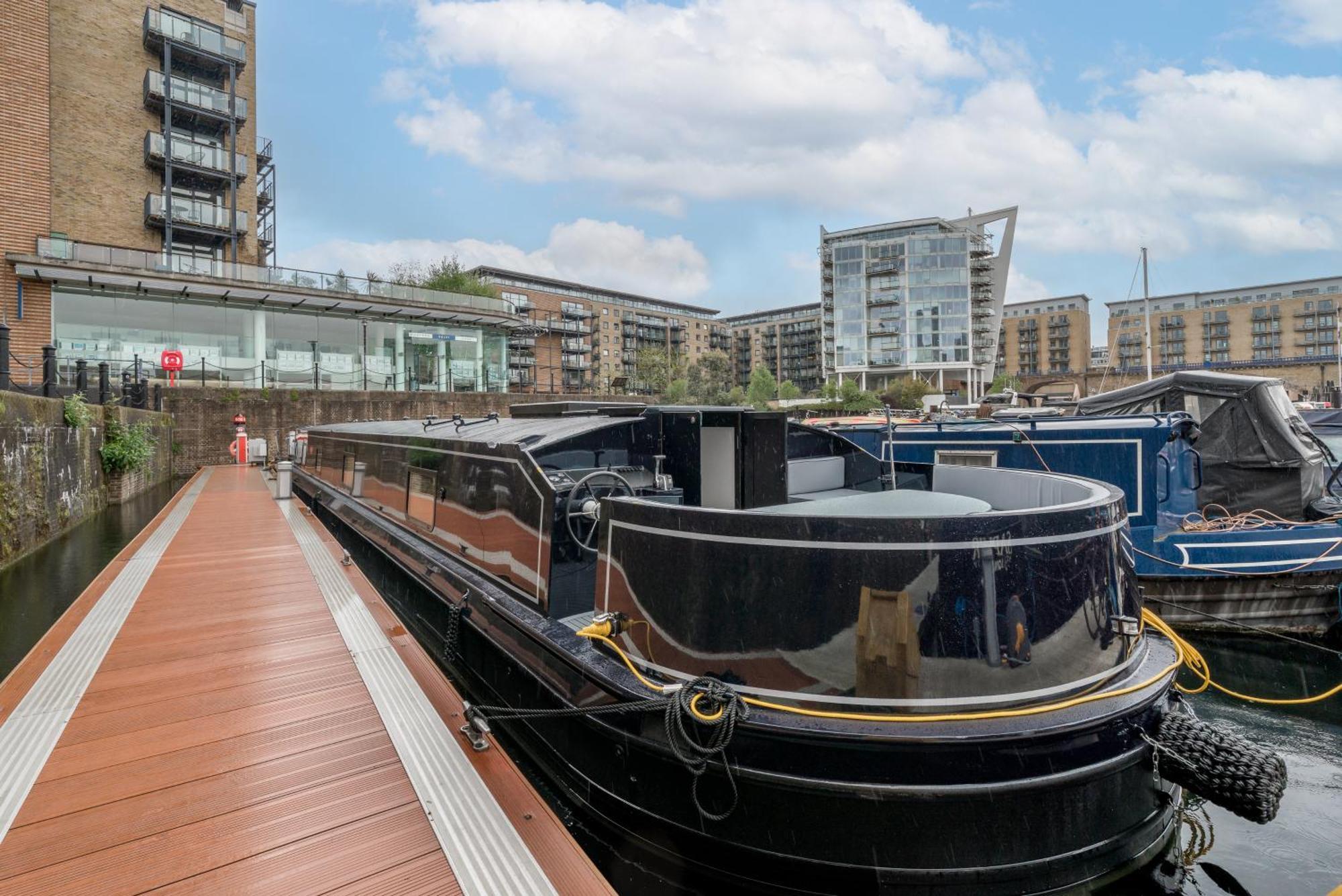 Elegant Houseboat Near Canary Wharf Botel